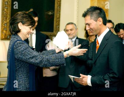 Cheri Blair, Ehefrau des britischen Premierministers Tony Blair, gratuliert Dr. Emmanuel Vial, einem französischen Krebsforscher, zur Verleihung des ersten Entente Cordiale-Krebspreises an die Downing Street Nr. 10, London, am 18. November 2004. Anwar Hussein/allactiondigital.com Stockfoto