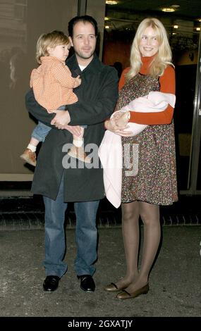 Matthew Vaughn und Claudia Schiffer vor dem Portland Hospital in London mit ihrem neugeborenen Mädchen Clementine und ihrem Sohn Casper. Stockfoto