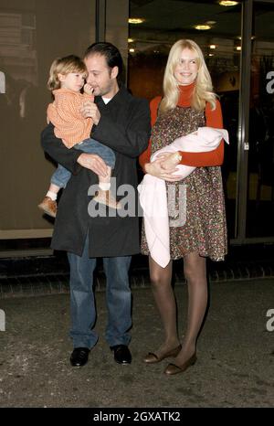 Matthew Vaughn und Claudia Schiffer vor dem Portland Hospital in London mit ihrem neugeborenen Mädchen Clementine und ihrem Sohn Casper. Stockfoto