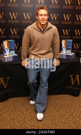 Jonny Wilkinson im Waterstones Buchladen in der Oxford Street in London. Der England Rugby Captain unterzeichnete Kopien seines Buches mit dem Titel My World. Stockfoto