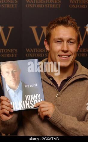 Jonny Wilkinson im Waterstones Buchladen in der Oxford Street in London. Der England Rugby Captain unterzeichnete Kopien seines Buches mit dem Titel My World. Stockfoto