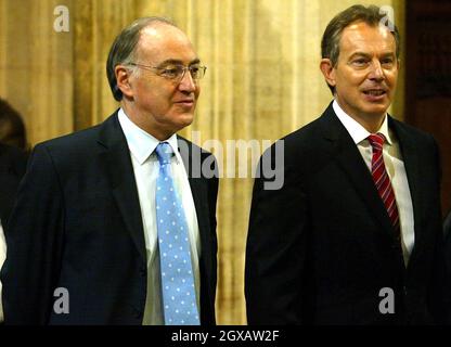 Premierminister Tony Blair (R) tritt mit dem konservativen Parteivorsitzenden Michael Howard (L) zusammen, nachdem er die Rede der Königin im Oberhaus während der Eröffnung des Parlaments im Londoner Palast von Westminster am 23. November 2004 gehört hat. Anwar Hussein/allactiondigital.com Stockfoto