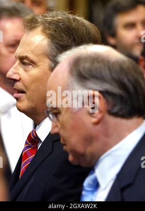 Premierminister Tony Blair (L) tritt mit dem konservativen Parteivorsitzenden Michael Howard (R) zusammen, nachdem er die Rede der Königin im Oberhaus während der Eröffnung des Parlaments im Londoner Palast von Westminster am 23. November 2004 gehört hat. Anwar Hussein/allactiondigital.com Stockfoto