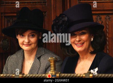 Cherie Blair (links), Ehefrau des britischen Premierministers Tony Blair, sitzt mit Pauline Prescott, Frau des stellvertretenden Premierministers John Prescott, bei der Eröffnung des Parlaments im Oberhaus, Westminster, London, am Dienstag, den 23. November 2004. Sicherheit war das zentrale Thema der Rede der Königin. Anwar Hussein/allactiondigital.com Stockfoto