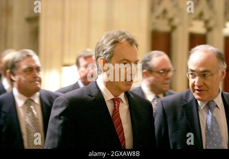 Premierminister Tony Blair geht durch die Lobby der Kollegen, nachdem er der Rede der Königin im Oberhaus während der Eröffnung des Parlaments im Londoner Palast von Westminster am 23. November 2004 zugehört hat. Anwar Hussein/allactiondigital.com Stockfoto