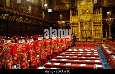 Der Leibwächter der Königin geht im Rahmen der zeremoniellen Durchsuchung vor der Rede der Königin während der Staatseröffnung des Parlaments im Londoner Palace of Westminster am 23. November 2004 durch das Oberhaus. Anwar Hussein/allactiondigital.com Stockfoto