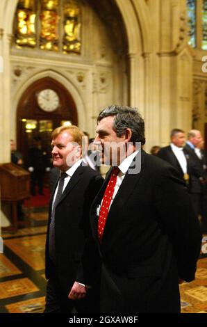 Kanzler Gordon Brown (R) läuft neben dem Führer der Liberaldemokraten Charles Kennedy (L) durch die Lobby der Kollegen, nachdem er die Rede der Königin im Oberhaus während der Eröffnung des Parlaments im Londoner Palace of Westminster am 23. November 2004 gehört hat. Anwar Hussein/allactiondigital.com Stockfoto