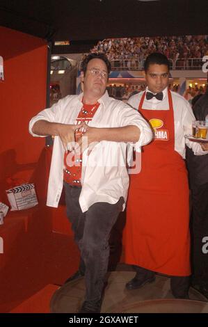 DAN AKROYD und der Millionär Paul ALLEN (Bill Gates-Partner und Microsoft-Gründer) genießen den weltberühmten brasilianischen Karneval von einer privaten Zuschauerbox, die vom brasilianischen Bierhersteller Brahma gesponsert wird. Stockfoto