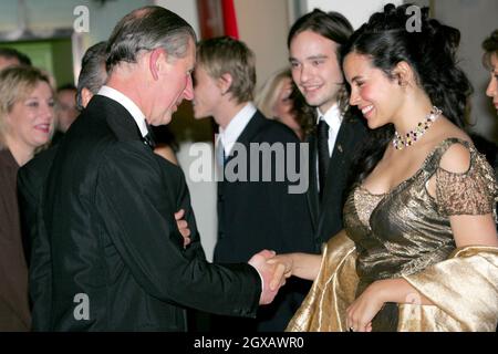 Zuleikha Robinson und der Präsident des Prince of Wales, The Princes Trust, nehmen an der Royal European Charity Premiere von Shakespeares The Merchant of Venice im Odeon, Leicester Square, London, Teil. Anwar Hussein/allactiondigital.com Stockfoto