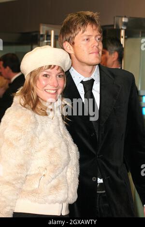 Kris Marshall und seine Freundin bei der Royal Charity Gala in London mit dem Film der Kaufmann von Venedig. Die Vorführung fand auf dem Odeon Leicester Square statt. Stockfoto