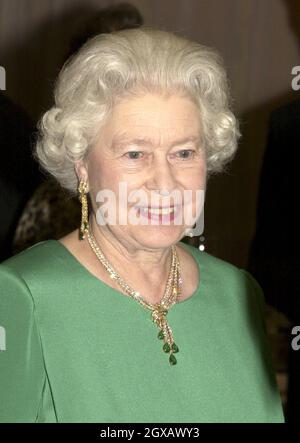 Königin Elizabeth II. Nimmt am Sonntag, 28. November 2004, an einer Royal Gala im Wales Millennium Centre in Cardiff Teil. Anwar Hussein /allactiondigital.com Stockfoto