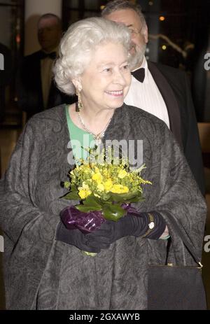 HM Queen Elizabeth II erhält eine schicke Nachricht, als sie am Sonntag, 28. November 2004, an einer Royal Gala im Wales Millennium Centre in Cardiff teilnimmt. Anwar Hussein /allactiondigital.com Stockfoto