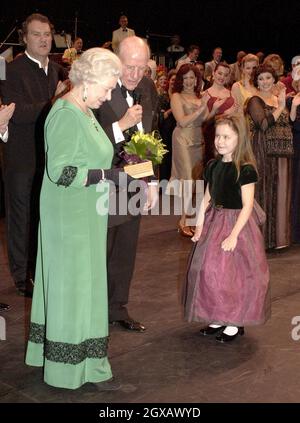 HM Queen Elizabeth II erhält eine schicke Nachricht, als sie am Sonntag, 28. November 2004, an einer Royal Gala im Wales Millennium Centre in Cardiff teilnimmt. Anwar Hussein /allactiondigital.com Stockfoto