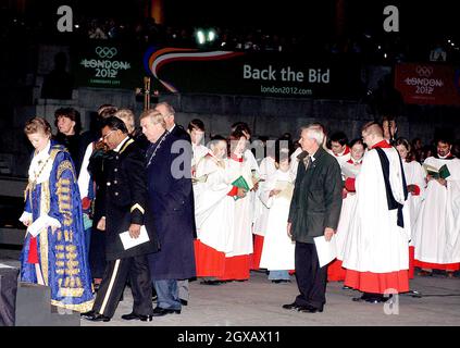 Die 2004 Weihnachtsbaumlichter werden am 30.11.04 am Trafalgar Square, London, vom Bürgermeister von Oslo, Herrn per Ditlev-Simonsen, eingeschaltet. Die Oberbürgermeisterin von Westminster, Catherine Longworth, und der Oberbürgermeister von Westminster, HERR TARALD Brautaset, nahmen an der Veranstaltung Teil. Stockfoto