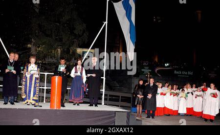 Die 2004 Weihnachtsbaumlichter werden am 30.11.04 am Trafalgar Square, London, vom Bürgermeister von Oslo, Herrn per Ditlev-Simonsen, eingeschaltet. Die Oberbürgermeisterin von Westminster, Catherine Longworth, und der Oberbürgermeister von Westminster, HERR TARALD Brautaset, nahmen an der Veranstaltung Teil. Stockfoto