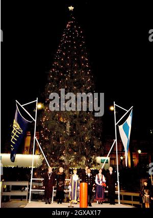 Die 2004 Weihnachtsbaumlichter werden am 30.11.04 am Trafalgar Square, London, vom Bürgermeister von Oslo, Herrn per Ditlev-Simonsen, eingeschaltet. Die Oberbürgermeisterin von Westminster, Catherine Longworth, und der Oberbürgermeister von Westminster, HERR TARALD Brautaset, nahmen an der Veranstaltung Teil. Stockfoto