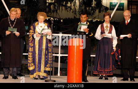 Die 2004 Weihnachtsbaumlichter werden am 30.11.04 am Trafalgar Square, London, vom Bürgermeister von Oslo, Herrn per Ditlev-Simonsen, eingeschaltet. Die Oberbürgermeisterin von Westminster, Catherine Longworth, und der Oberbürgermeister von Westminster, HERR TARALD Brautaset, nahmen an der Veranstaltung Teil. Stockfoto