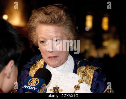 Die 2004 Weihnachtsbaumlichter werden am 30.11.04 am Trafalgar Square, London, vom Bürgermeister von Oslo, Herrn per Ditlev-Simonsen, eingeschaltet. Die Oberbürgermeisterin von Westminster, Catherine Longworth, und der Oberbürgermeister von Westminster, HERR TARALD Brautaset, nahmen an der Veranstaltung Teil. Stockfoto