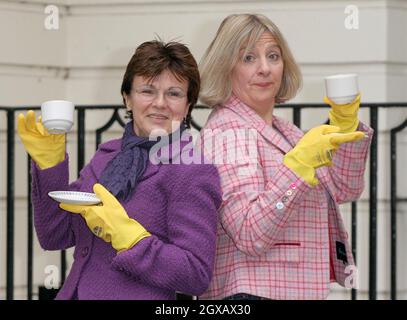 Julie Walters und Victoria Wood trinken Tassen Tee bei der Fotoausstellung für Acorn Antiques, eine Fernsehshow, die in ein Musical verwandelt wurde. Die Show findet ab dem 9.. Februar 2005 im Theatre Royal Haymarket in London statt. Stockfoto