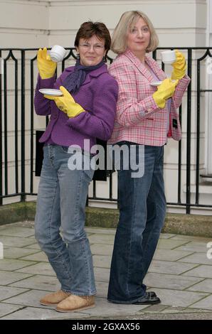 Julie Walters und Victoria Wood trinken Tassen Tee bei der Fotoausstellung für Acorn Antiques, eine Fernsehshow, die in ein Musical verwandelt wurde. Die Show findet ab dem 9.. Februar 2005 im Theatre Royal Haymarket in London statt. Stockfoto