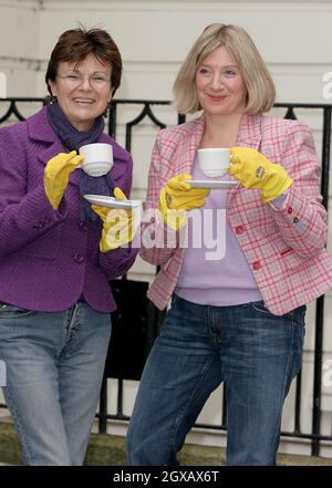 Julie Walters und Victoria Wood trinken Tassen Tee bei der Fotoausstellung für Acorn Antiques, eine Fernsehshow, die in ein Musical verwandelt wurde. Die Show findet ab dem 9.. Februar 2005 im Theatre Royal Haymarket in London statt. Stockfoto