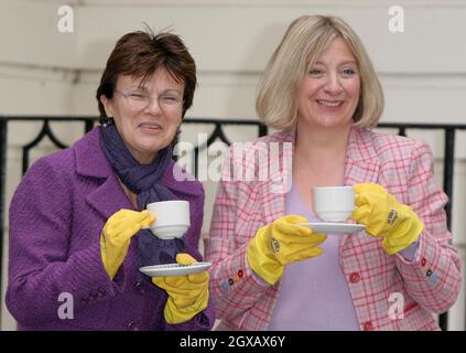 Julie Walters und Victoria Wood trinken Tassen Tee bei der Fotoausstellung für Acorn Antiques, eine Fernsehshow, die in ein Musical verwandelt wurde. Die Show findet ab dem 9.. Februar 2005 im Theatre Royal Haymarket in London statt. Stockfoto