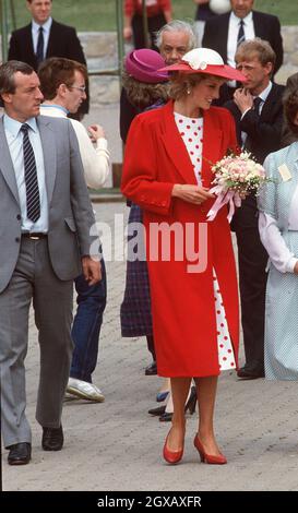 In dieser Datei geht Diana, die Prinzessin von Wales, mit ihrem Leibwächter Barry Mannakee (L) bei einer Internationalen Gehörlosen-Jugendversammlung am Atlantic College im Juni 1985 in Wales. Ein in den USA veröffentlichtes Videoband von Diana Speaking im Jahr 1992 zeigt ihr, dass sie vor Prinz Charles fliehen und mit Mannakee leben wollte. Diana äußert auch Befürchtungen, dass Mannakee ermordet wurde, als er 1987 bei einem Motorradunfall ums Leben kam. Anwar Hussein/allactiondigital.com Stockfoto