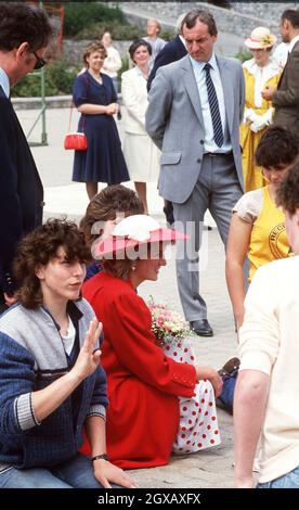 In dieser Datei geht Diana, die Prinzessin von Wales, mit ihrem Leibwächter Barry Mannakee (L) bei einer Internationalen Gehörlosen-Jugendversammlung am Atlantic College im Juni 1985 in Wales. Ein in den USA veröffentlichtes Videoband von Diana Speaking im Jahr 1992 zeigt ihr, dass sie vor Prinz Charles fliehen und mit Mannakee leben wollte. Diana äußert auch Befürchtungen, dass Mannakee ermordet wurde, als er 1987 bei einem Motorradunfall ums Leben kam. Anwar Hussein/allactiondigital.com Stockfoto