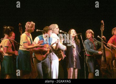 A Mighty Wind treten im QE Theater in Vancouver auf. Stockfoto