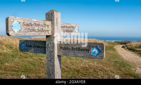 South Downs Way, East Sussex, England. Ein Wegweiser, der den 100 Meilen langen Wanderweg zwischen Winchester und Eastbourne im Süden Englands markiert. Stockfoto