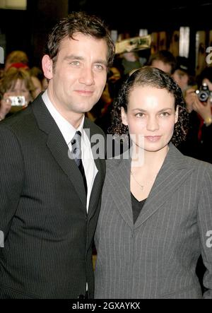 Clive Owen und seine Frau Sarah Jane Fenton bei der britischen Premiere des für den Golden Globe nominierten Films „Closer“. Es wurde auf dem Curzon Mayfair in London gezeigt. Stockfoto