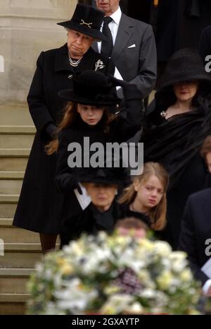 Königin Elizabeth II. Sieht zu, wie der Sarg ihres Cousins, des Ehemannes Sir Angus Ogilvy, Prinzessin Alexandra, nach der Beerdigung in der St. George's Chapel im Schloss Windsor ausgeführt wird. Mittwoch, 5. Januar 2005. Sir Angus starb am zweiten Weihnachtsfeiertag im Alter von 76 Jahren. Anwar Hussein/allactiondigital.com Stockfoto