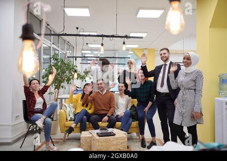 Business Team Portrait im modernen Startup Office, gemeinsam stehen und posieren für Foto motivierte und kreative erfolgreiche vielfältige Mitarbeitergruppe Stockfoto