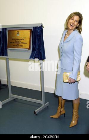 Sophie, Gräfin von Wessex, die heute ihren 40. Geburtstag feiert, eröffnet das neue Sixth Form Center am Collingwood College in Camberley, Surrey. Stockfoto