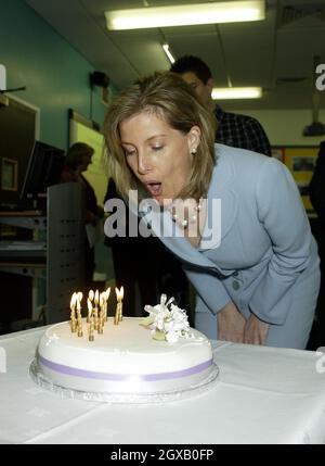 Sophie, Gräfin von Wessex, die heute ihren 40. Geburtstag feiert, eröffnet das neue Sixth Form Center am Collingwood College in Camberley, Surrey. Stockfoto