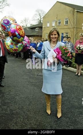 Sophie, Gräfin von Wessex, die heute ihren 40. Geburtstag feiert, eröffnet das neue Sixth Form Center am Collingwood College in Camberley, Surrey. Stockfoto