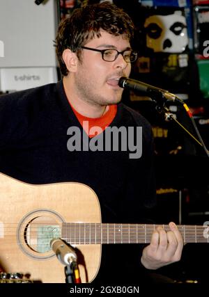 Die Futureheads bei einer Instore-Plattenunterzeichnung und Live-Performance im HMV, Newcastle. Stockfoto