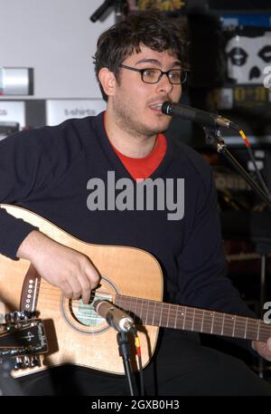 Die Futureheads bei einer Instore-Plattenunterzeichnung und Live-Performance im HMV, Newcastle. Stockfoto