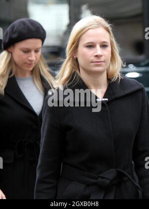 Der Gedenkgottesdienst für die verstorbene Prinzessin Alice, die Tante von Königin Elizabeth II., fand in der St. Clement Danes Church in London statt. An dem Gottesdienst nahmen Mitglieder der königlichen Familie Teil, darunter der verstorbene Prinzessinnen-Sohn, S.H. der Herzog von Gloucester und die Herzogin von Gloucster. Bild zeigt Lady Davina Lewis, Tochter des Herzogs und der Herzogin. Anwar Hussein/allactiondigital.com Stockfoto