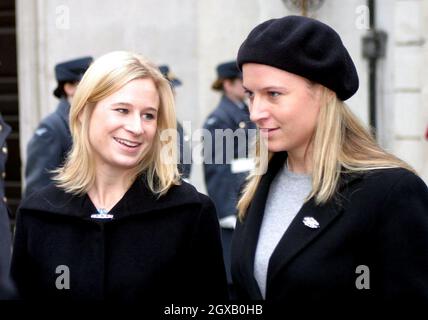 Der Gedenkgottesdienst für die verstorbene Prinzessin Alice, die Tante von Königin Elizabeth II., fand in der St. Clement Danes Church in London statt. An dem Gottesdienst nahmen Mitglieder der königlichen Familie Teil, darunter der verstorbene Prinzessinnen-Sohn, S.H. der Herzog von Gloucester und die Herzogin von Gloucster. Das Bild zeigt Lady Davina Lewis und Lady Rose Windsor, Töchter des Duke und der Herzogin. Anwar Hussein/allactiondigital.com Stockfoto