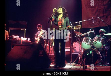 In diesem Monat beginnen die Feierlichkeiten in Jamaika und Äthiopien zum 60. Jahrestag der Geburt des Reggae-Stars Bob Marley. Marley, die 1981 nach Krebsbekämpfung im Alter von 36 Jahren starb, wäre am 6. Februar 60 Jahre alt geworden. PICTURE: Jamaikanische Reggae-Legende Bob Marley (1945 - 1981) im Juni 1977 auf der Bühne des Hammersmith Odeon, London. Anwar Hussein/allactiondigital.com Stockfoto