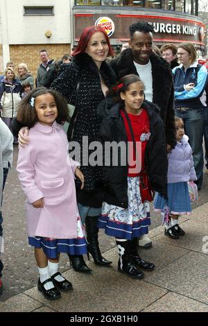 David und Carrie Grant mit ihren Kindern bei der Filmpremiere „Spnge Bob Squarepants“ in London. Stockfoto