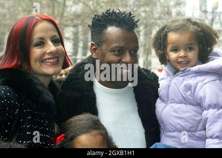 David und Carrie Grant mit ihren Kindern bei der Filmpremiere „Spnge Bob Squarepants“ in London. Stockfoto