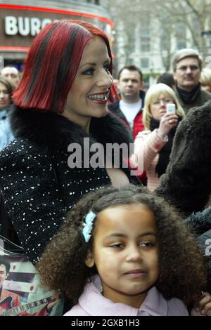 David und Carrie Grant mit ihren Kindern bei der Filmpremiere „Spnge Bob Squarepants“ in London. Stockfoto