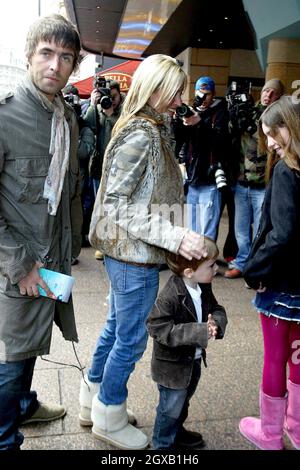 Liam Gallagher und Nicole Appleton mit Sohn Gene bei der Filmpremiere 'Spnge Bob Squarepants' in London. Stockfoto