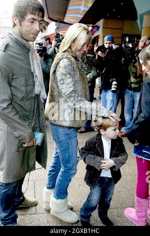 Liam Gallagher und Nicole Appleton mit Sohn Gene bei der Filmpremiere 'Spnge Bob Squarepants' in London. Stockfoto