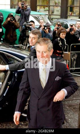 Der Prinz von Wales trifft am Donnerstag, dem 10. Februar 2005, in der Goldsmiths' Hall in der City of London ein, wo er junge Juweliere und Silberschmiede trifft und Beispiele ihrer Arbeit sieht. Clarence House gab heute bekannt, dass Prinz Charles seine langjährige Gefährtin Camilla Parker Bowles am Freitag, den 8. April 2005, im Schloss Windsor heiraten wird. Anwar Hussein/allactiondigital.com Stockfoto