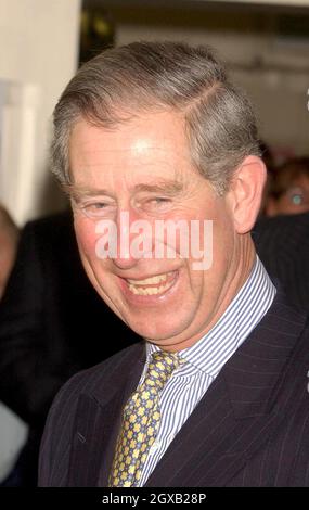 Der Prinz von Wales lächelt, als ihm Mitarbeiter zu seiner bevorstehenden Hochzeit in der Goldsmiths' Hall in der City of London am Donnerstag, dem 10. Februar 2005 gratulieren, wo er junge Juweliere und Silberschmiede traf und Beispiele ihrer Arbeit sah. Clarence House gab heute bekannt, dass Prinz Charles seine langjährige Gefährtin Camilla Parker Bowles am Freitag, den 8. April 2005, im Schloss Windsor heiraten wird. Anwar Hussein/allactiondigital.com Stockfoto