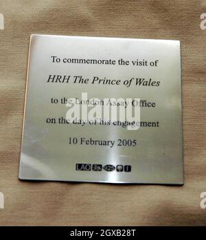 Der Prinz von Wales erhielt diese Gedenktafel zum Gedenken an seinen Besuch in der Goldsmiths' Hall in der City of London am Donnerstag, dem 10. Februar 2005, wo er junge Juweliere und Silberschmiede traf und Beispiele ihrer Arbeit sah. Clarence House gab heute bekannt, dass Prinz Charles seine langjährige Gefährtin Camilla Parker Bowles am Freitag, den 8. April 2005, im Schloss Windsor heiraten wird. Anwar Hussein/allactiondigital.com Stockfoto