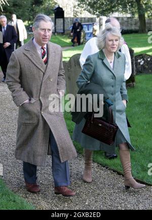 Der Prinz von Wales und seine Partnerin Camilla Parker Bowles werden von Reverend Christopher Mullholland empfangen, als sie am Sonntag, dem 13 2005. Februar, zu einem Gottesdienst in der St. Lawrence's Church in Didmarton, Gloucestershire, eintreffen. Anwar Hussein/allactiondigital.com Stockfoto